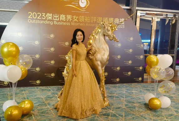 第七屆中國(guó)連鎖節(jié)總論壇嘉賓百果園總裁徐艷林獲杰出商界女領(lǐng)袖榮譽(yù)1