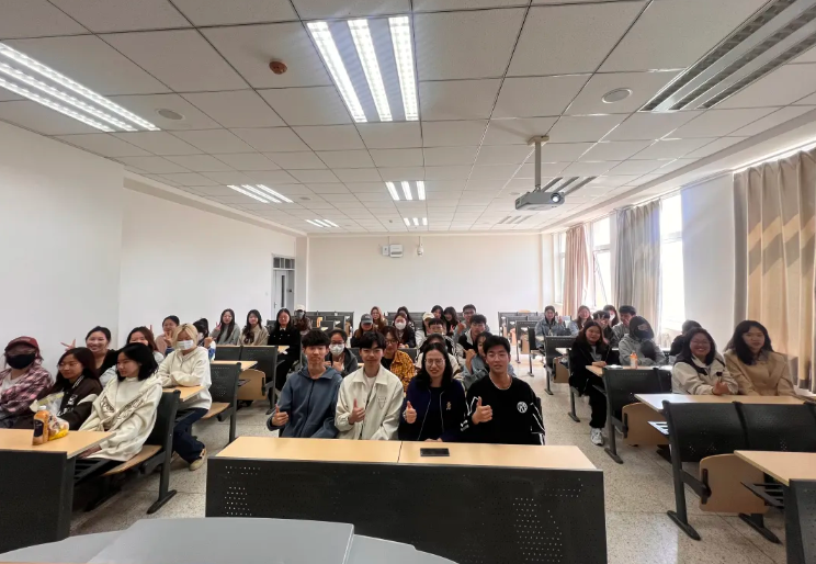 逸馬連鎖商學(xué)院院長洪婷、逸馬阿拉丁戰(zhàn)略陪跑中心資深專家楊濤，為內(nèi)蒙古農(nóng)業(yè)大學(xué)工商管理專業(yè)（連鎖經(jīng)營管理方向）本科生授課