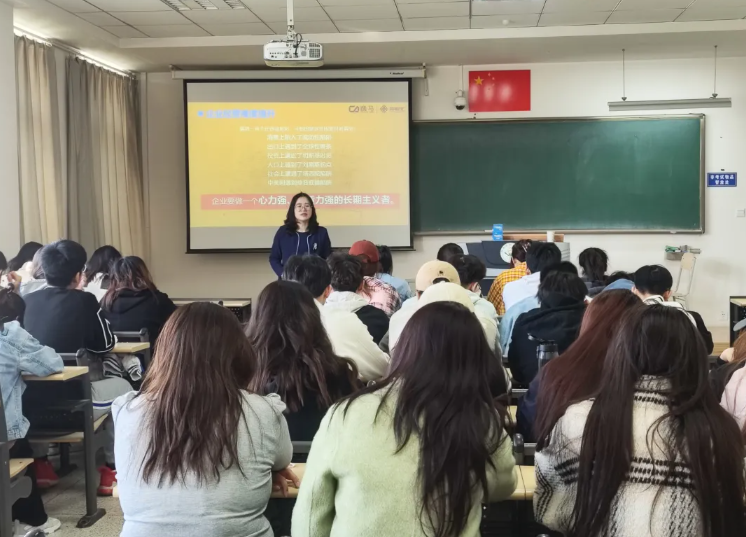 逸馬連鎖商學(xué)院院長洪婷、逸馬阿拉丁戰(zhàn)略陪跑中心資深專家楊濤，為內(nèi)蒙古農(nóng)業(yè)大學(xué)工商管理專業(yè)（連鎖經(jīng)營管理方向）本科生授課