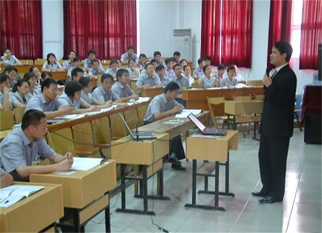 2004年，馬瑞光博士在南京為店長蘇寧復制工程項目授課