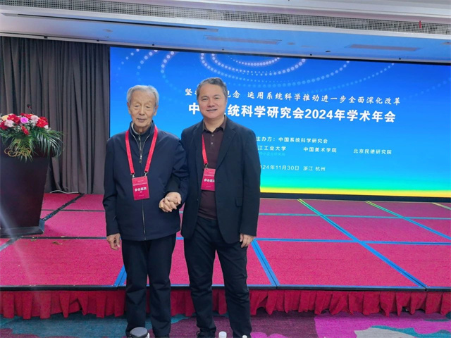 逸馬連鎖產(chǎn)業(yè)集團創(chuàng)始人馬瑞光老師和烏杰會長合影