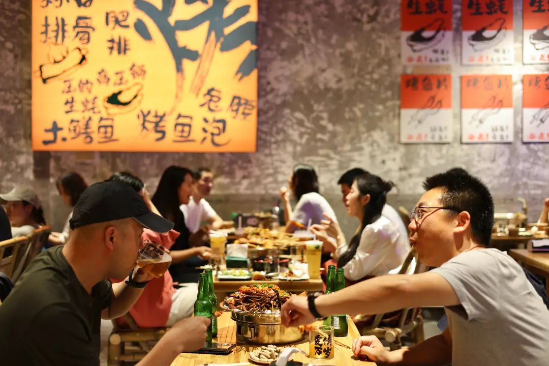 停車場燒烤，為何成了2025年餐飲連鎖增長新范式？