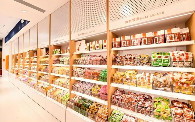 良品鋪子中報折射零食連鎖困局：價格戰(zhàn)、關(guān)店潮與增長重構(gòu)