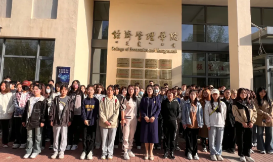 逸馬連鎖商學(xué)院院長洪婷、逸馬阿拉丁戰(zhàn)略陪跑中心資深專家楊濤，為內(nèi)蒙古農(nóng)業(yè)大學(xué)工商管理專業(yè)（連鎖經(jīng)營管理方向）本科生授課