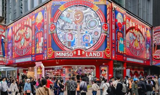 靠販?zhǔn)邸扒榫w價(jià)值”，他賣出100個(gè)億！