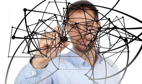 裂變式增長：數(shù)字時代的商業(yè)核爆邏輯與生存法則