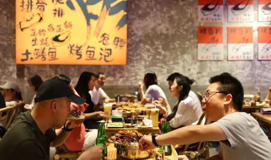 停車場燒烤，為何成了2025年餐飲連鎖增長新范式？