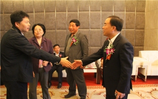 國家發(fā)展改革委資源節(jié)約與環(huán)境保護(hù)司牛波處長(zhǎng)（和劉總握手）、全國墻材革新工作委員會(huì)會(huì)長(zhǎng)滕軍力（女士）